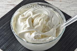 Дальше, порциями, ложкой вмешать сметану (800 г).
