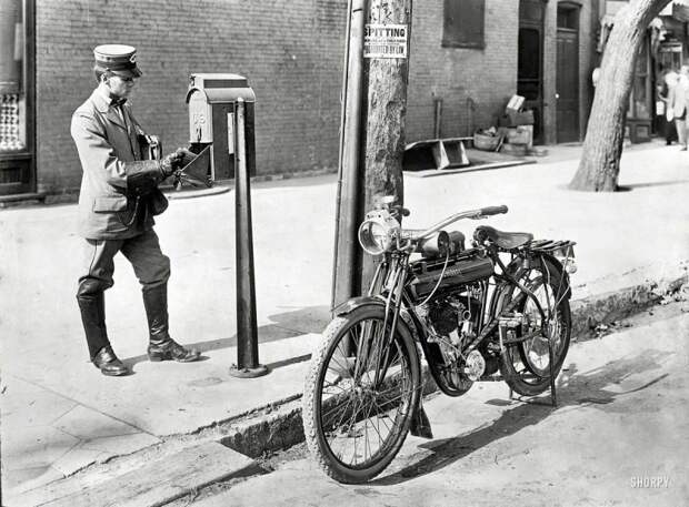 Почтальон со свои мотоциклом возле уличного почтового ящика (1915 год) авто, мото, мотоцикл, мотоциклы, олдтаймер, ретро техника, ретро фото, фото