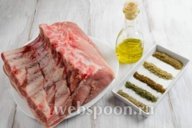 Чтобы приготовить мясо, нужно взять корейку свиную на кости, масло оливковое, набор пряностей: можжевельник, кориандр, тимьян, фенхель, чёрный перец, оливковое масло, соль.