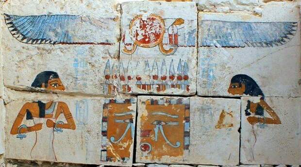 Погребальная камера – стена с изображением богинь Нейт и Нут, защищающих вечный сон фараона археология, древний египет, интересно, история, наука