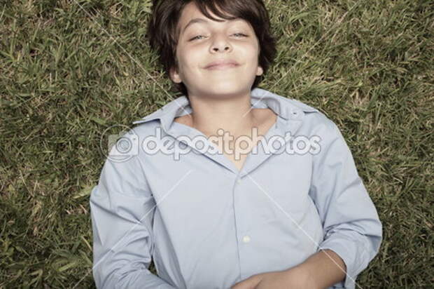 Мальчик, лежа на траве - Стоковое фото felix mizioznikov #2593938