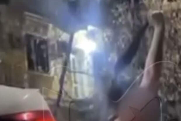 Mash: в Хабаровском крае полуголая многодетная мать станцевала возле машины ДПС