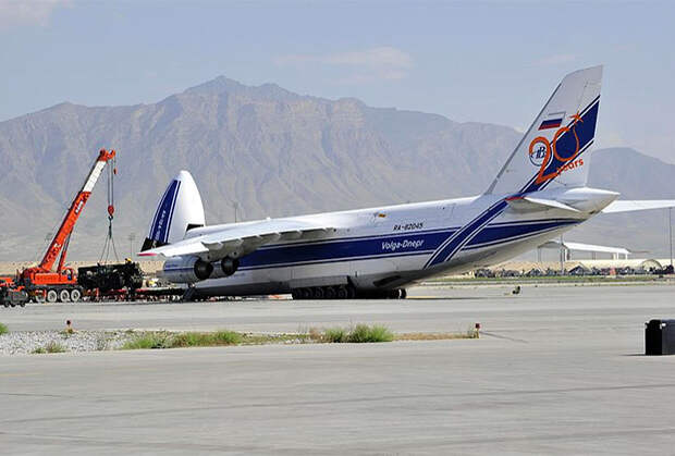Разгрузка Ан-124 АК «Волга-Днепр» на авиабазе Баграм, Афганистан