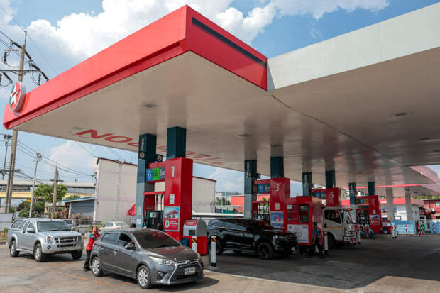 Россияне пожаловались на огромные очереди за бензином на заправках одной страны