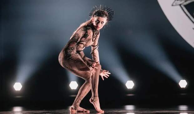 «Она ведьма!»: Нижегородка Ксения Горячева шокировала жюри «Танцев» сольным номером