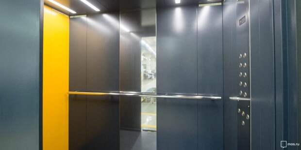 Коммунальщики повесили зеркало в лифт дома на Долгопрудной аллее