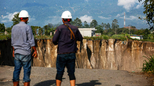 Дыра в земле глубиной 100 метров поставила под угрозу существование деревни