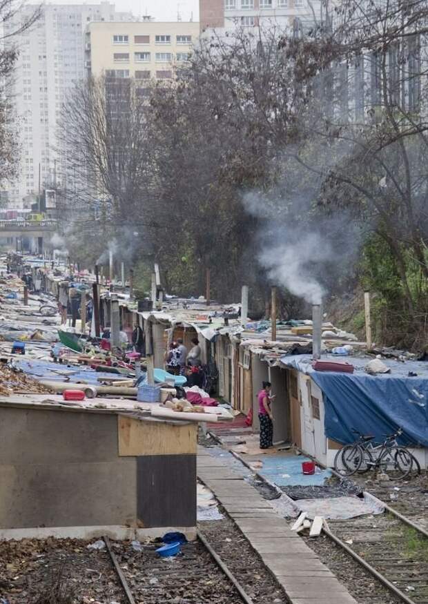 Цыганские трущобы на окраине Парижа. Надо отметить, что власти все-таки снесли это, но таких трущоб еще очень много и все они похожи друг на друга грязь, изнанка, курорты, нищета, путешествия, трущобы