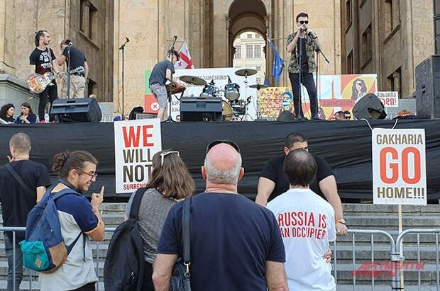 Митинг в Тбилиси и люди с футболками «Россия — оккупант».