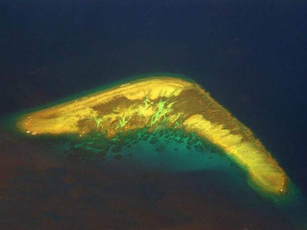 Необычные острова, фото - остров-бумеранг