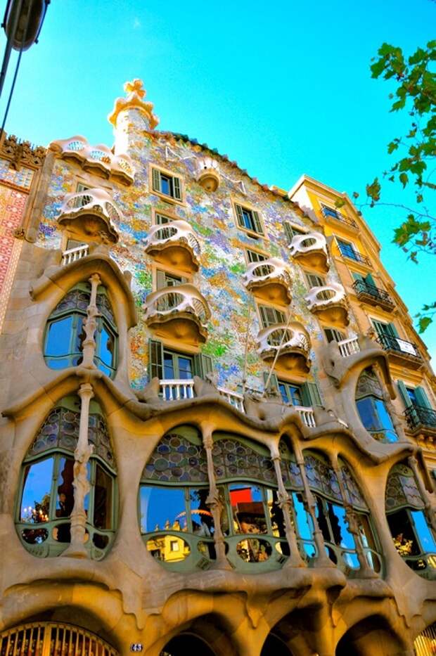 Творения гауди. Гауди Архитектор. Здания Гауди в Барселоне. Творения Антонио Гауди. Испания Барселона творение Гауди.