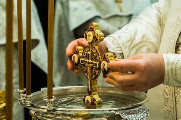 Священник Портнов объяснил, как правильно использовать святую воду