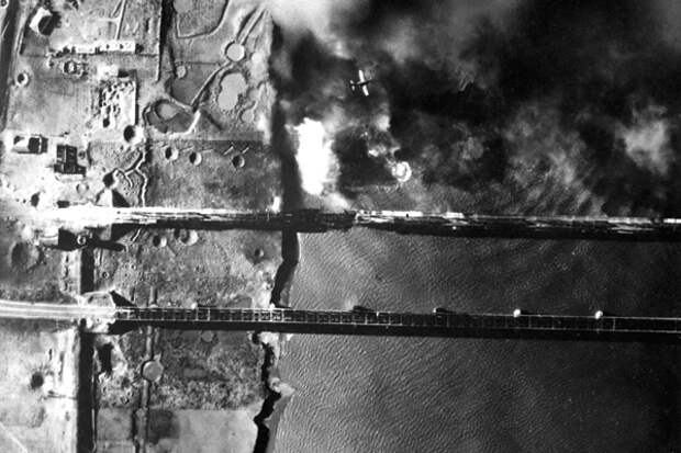 Бомбардировщик AD-3 поднимается после сброса бомбы на мост через реку Ялу 15 ноября 1950 года. Фото: U.S. Navy / U.S. Department of Defense