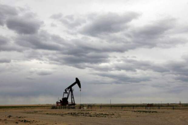 Станок-качалка компании TORC Oil & Gas вблизи Грейнума, Альберта, Канада, 6 мая 2020 года. REUTERS/Todd Korol Станок-качалка компании TORC Oil & Gas вблизи Грейнума, Альберта, Канада, 6 мая 2020 года. REUTERS/Todd Korol