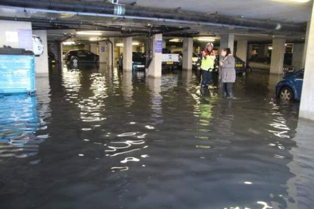 Из-за потопа на парковке машины прижало к потолку крытая парковка, парковка, потоп