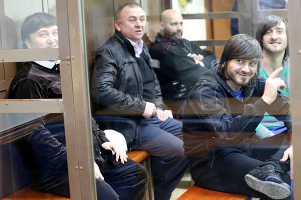 Рустам Махмудов, Лом-Али Гайтукаев, Сергей Хаджикурбанов, Джабраил Махмудов и Ибрагим Махмудов (слева направо) во время рассмотрения дела в Мосгорсуде. Фото: Михаил Почуев / ИТАР-ТАСС