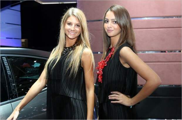 Девушки на автосалоне в Париже-2014