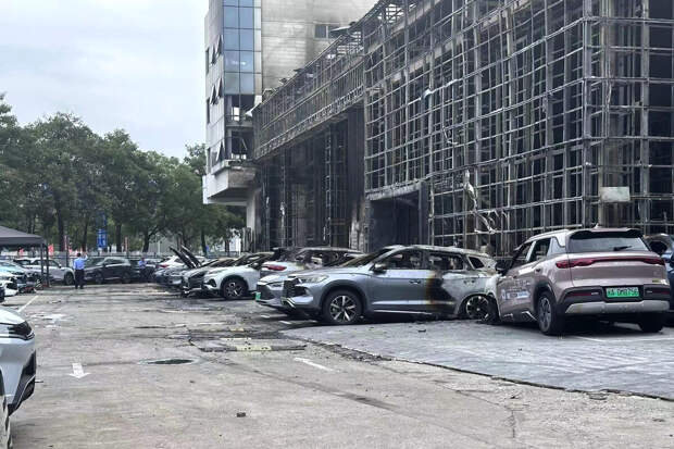 В Китае автосалон BYD сгорел из-за воспламенившегося электромобиля