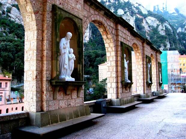 На территории монастыря Монсеррат сохранились более древние архитектурные элементы, уцелевшие после полного разорения армией Наполеона (Каталония, Испания). | Фото: luggageandlipstick.com.