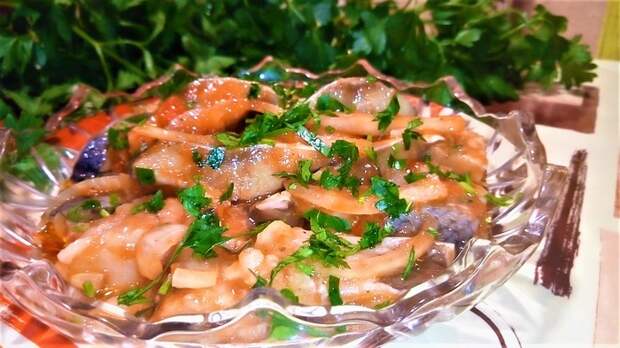 Закуска из селедки в соусе. Селедка, Закуска, Закуска из сельди, Рыба, Видео рецепт, Рецепт, Еда, Видео, Маринование