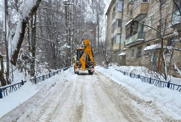 После вмешательства прокуратуры во дворе на улице Болдина в Туле убрали снег, мешавший проезду "скорой"
