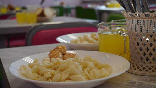 Проверка питания детей в школе № 53 / Фото: пресс-центр мэрии Барнаула