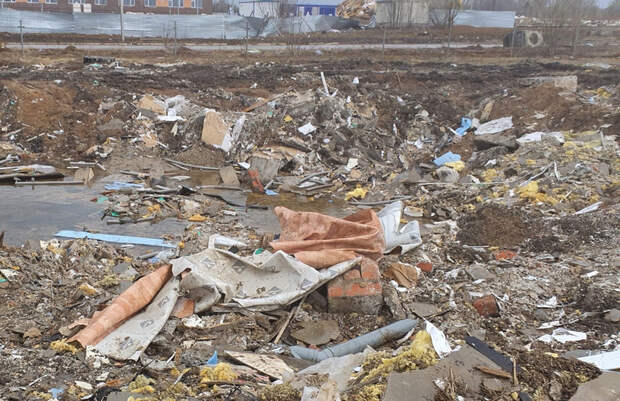 В Березниках после сноса ядовитых домов осталась стихийная свалка