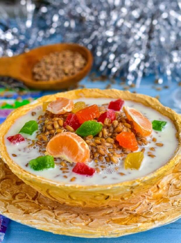 Кутья из пшеницы с молоком и фруктами выглядит очень красиво. / Фото: maggi.ru