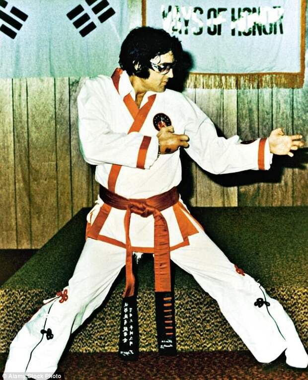 Элвис на тренировке по карате. Даже его кимоно отличались эксцентричностью архив, знаменитости, интересно, история, редкие снимки, фото, фотоальбом, элвис пресли