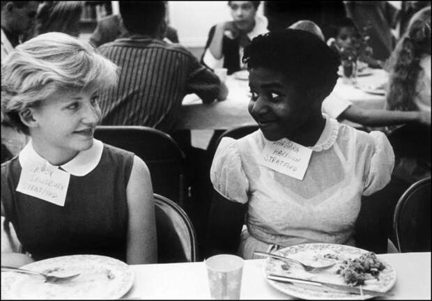 Вечеринка для белых и чёрных детей, Вирджиния, США, 1958 год. В 1958 году была законодательно отменена расовая сегрегация в школах США. вещи., время, история, люди, фото