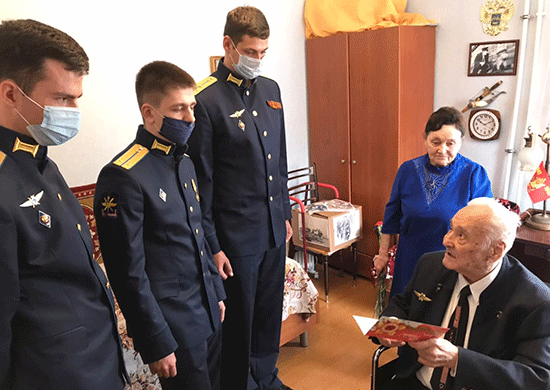 Вертолётчики Западного военного округа поздравили ветеранов Великой Отечественной войны с  Днём Победы