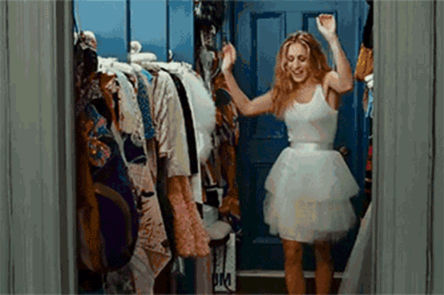 Типичная Кэрри: Сара Джессика Паркер позирует в гардеробной на новом кадре из продолжения "Секса в большом городе"