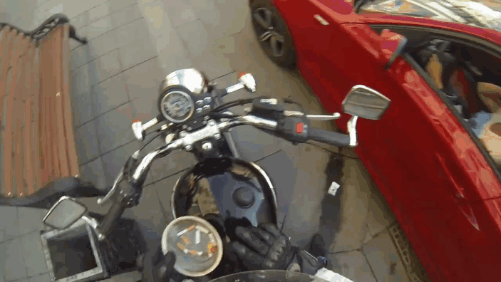 девушка на мотоцикле борется с людьми которые мусорят на дорогах (2)