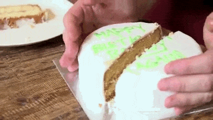 Руки сдвигают тортик