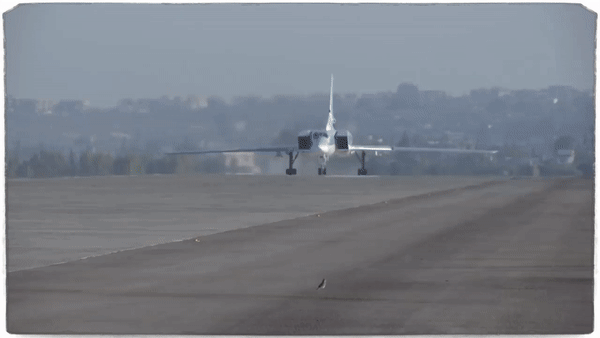 Ту-22М3 - дальний сверхзвуковой ракетоносец-бомбардировщик с крылом изменяемой стреловидности.