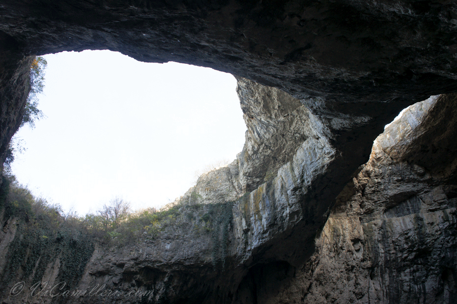 Потолок пещеры Деветашка в Болгарии