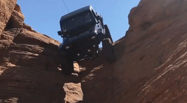 Безумное видео дня: Модернизированный Jeep съезжает с отвесного склона